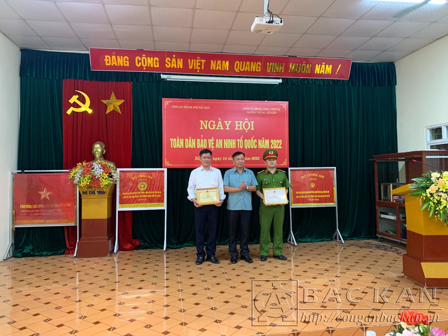  Đồng chí Dương Hữu Bường trao Giấy khen cho các cá nhân