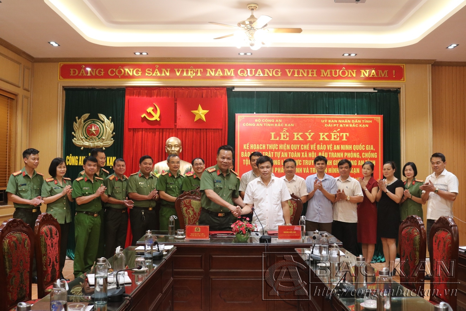  Đại tá Hà Văn Tuyên – Giám đốc Công an tỉnh và ông Hoàng Đức Chí- Giám đốc Đài PT&TH tỉnh ký kế hoạch thực hiện