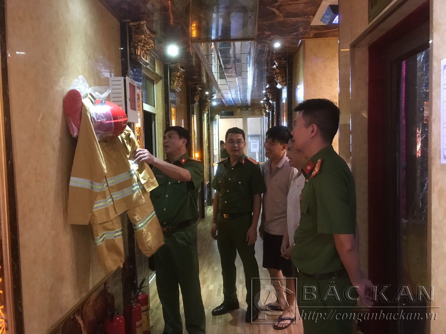  Đại tá Nguyễn Thanh Tuân, Phó Giám đốc Công an tỉnh trực tiếp chỉ đạo công tác kiểm tra điều kiện an toàn về PCCC tại quán karaoke New1 trên địa bàn Thành phố Bắc Kạn