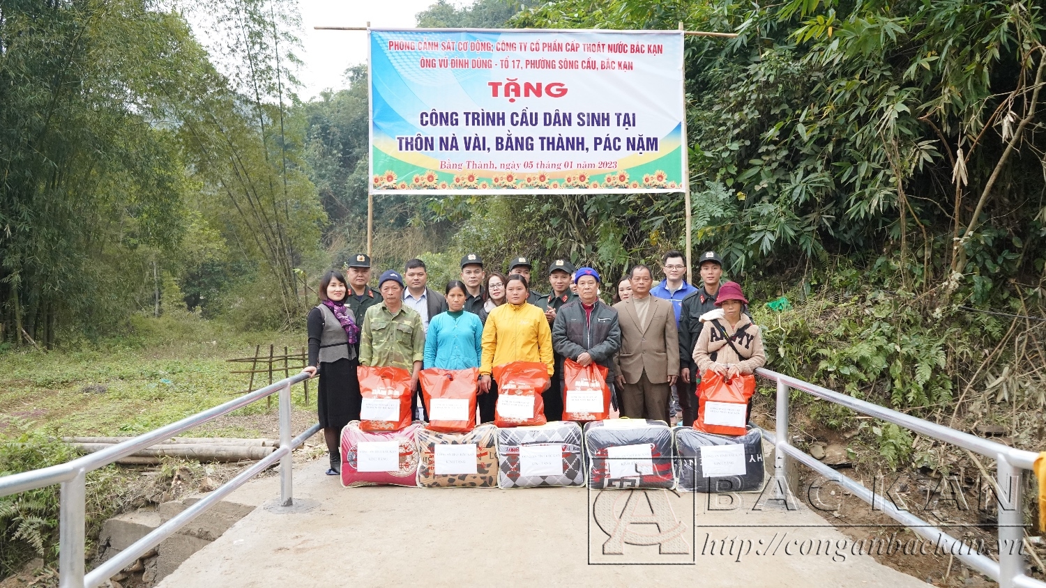 Các đơn vị và các nhà hảo tâm trao quà và bàn giao công trình tại thôn Nà Vài, xã Bằng Thành.