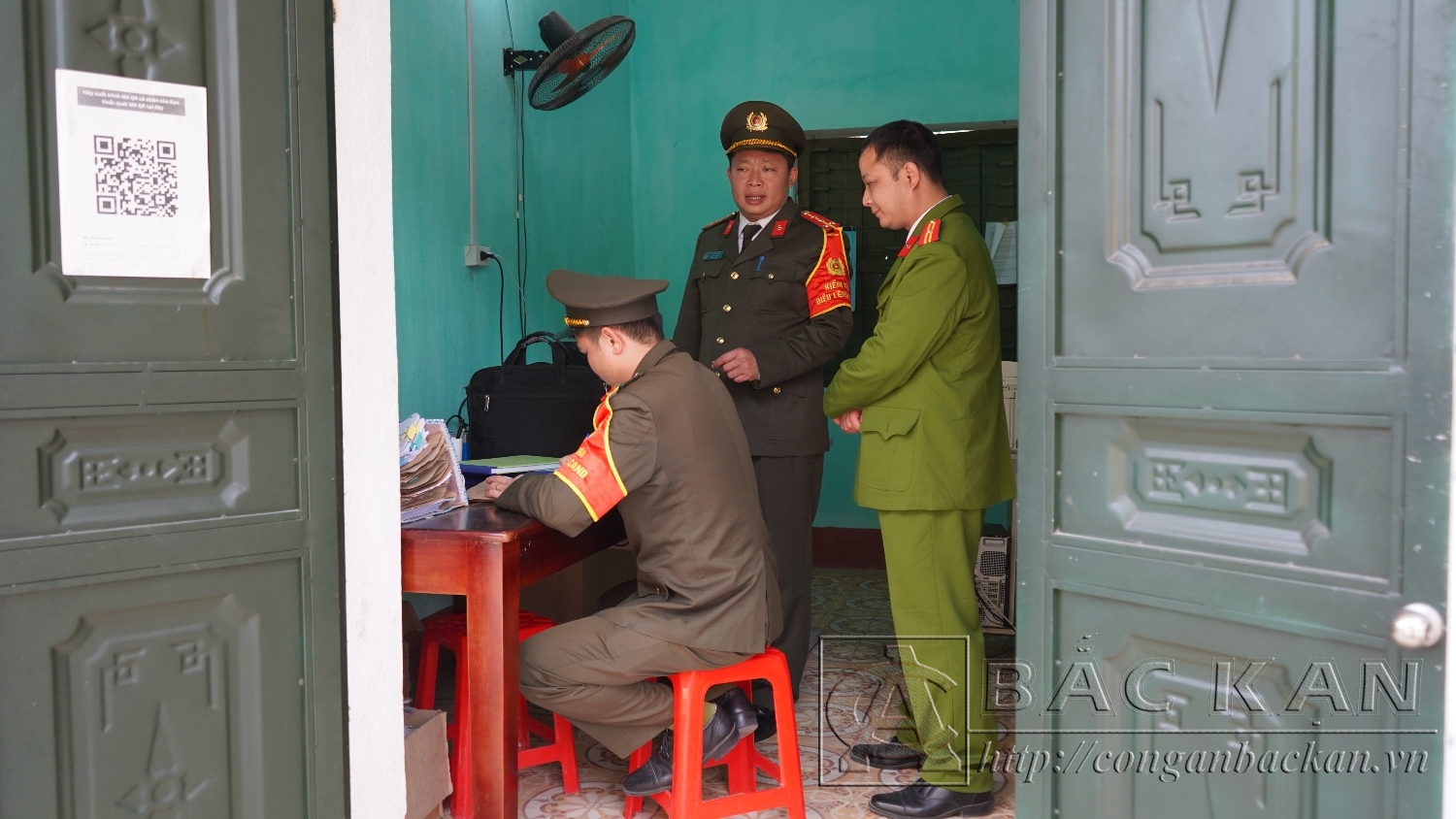 Công an tỉnh kiểm tra việc chấp hành Điều lệnh CAND tại Công an xã Tân Tú, huyện Bạch Thông.