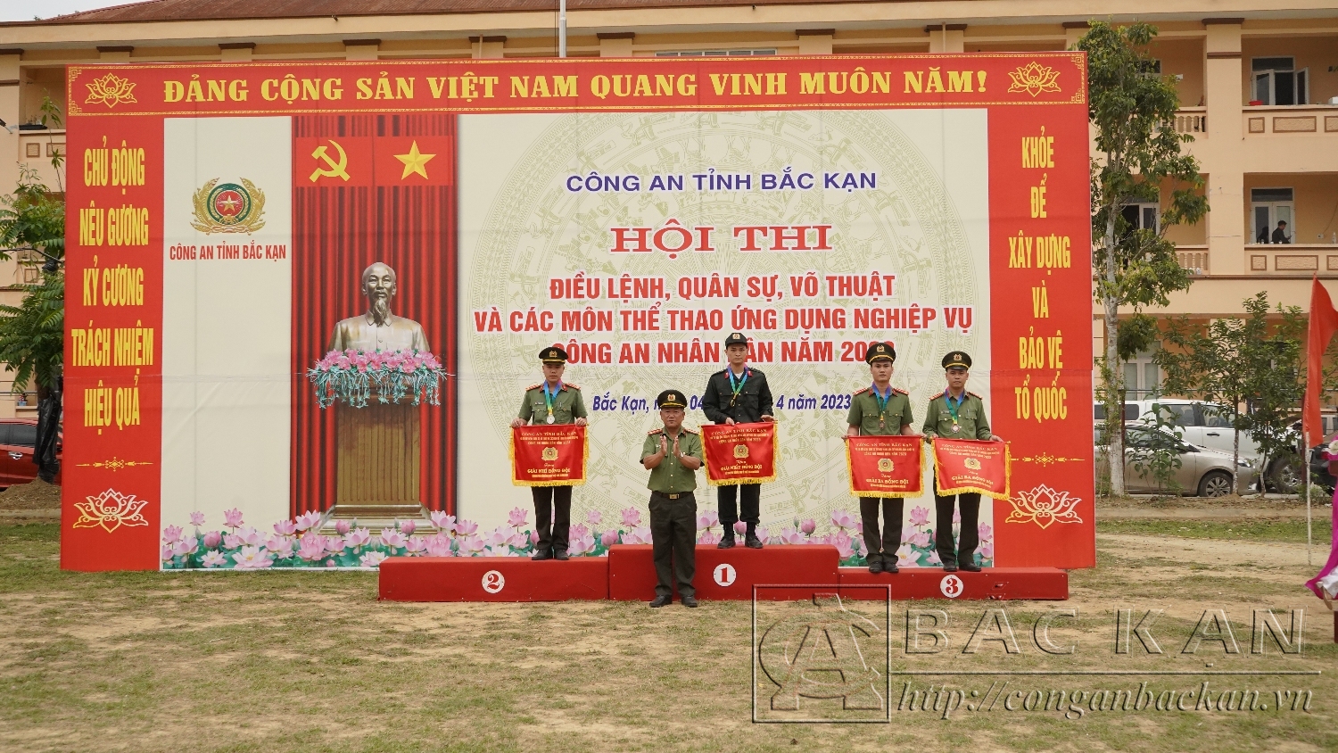 Đại tá Đinh Quang Huy - Phó Giám đốc Công an tỉnh trao giải tình huống võ thuật CAND