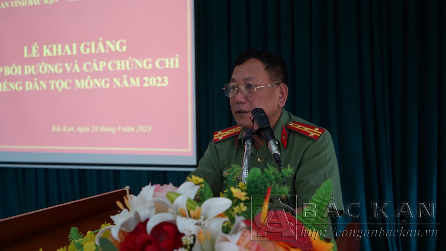 Đại tá Đinh Quang Huy- Phó giám đốc Côna an tỉnh phát biểu tại Lễ khai giảng