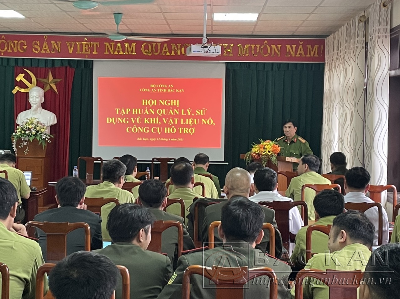 Đại tá Nguyễn Thanh Tuân, Phó Giám đốc Công an tỉnh phát biểu khai mạc lớp tập huấn