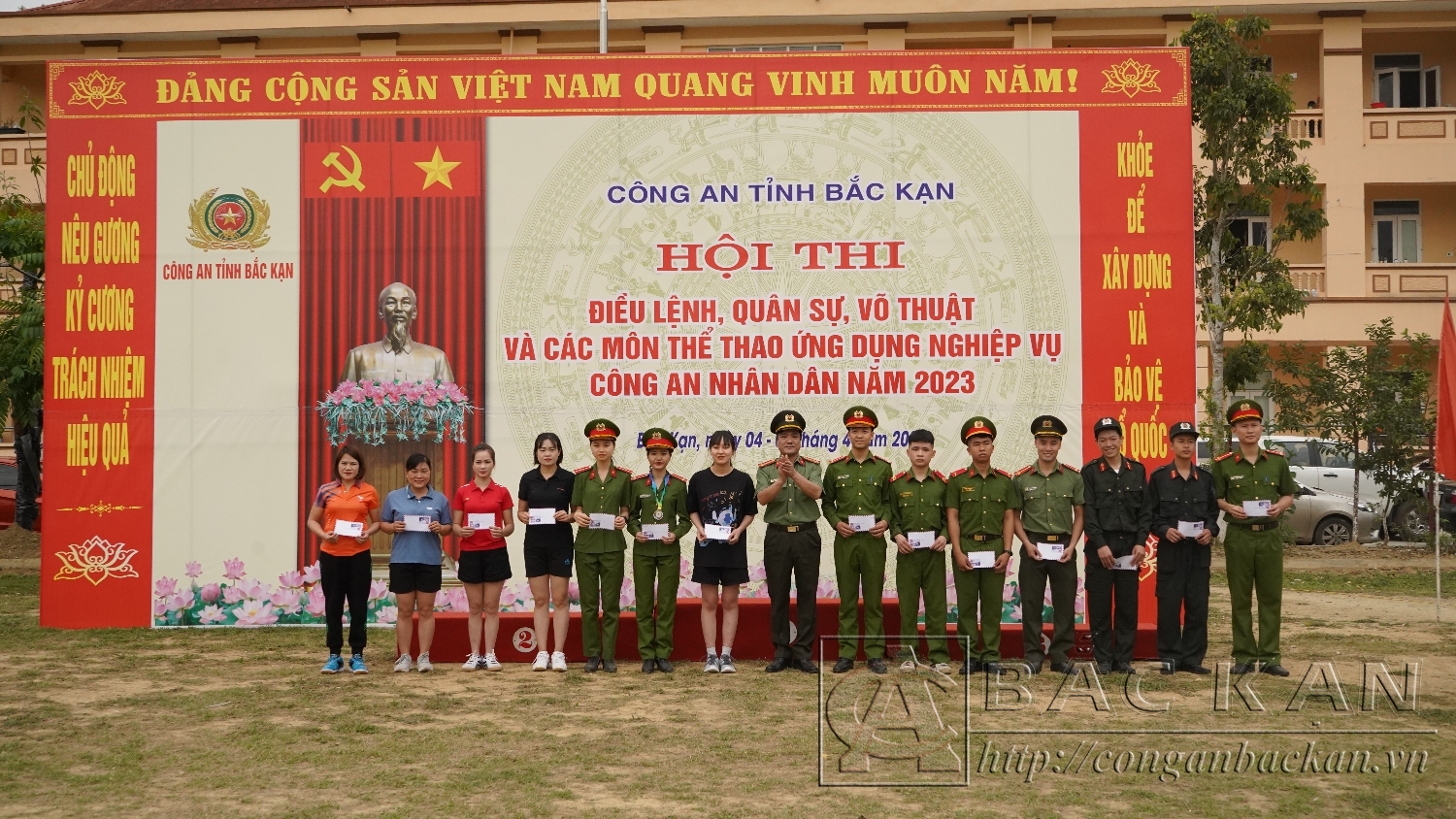 Thượng tá Đào Trọng Trang – Phó Trưởng Ban tổ chức Hội thi trao giải khuyến khích cho các vận động viên tham gia tranh tài ở nội dung Chạy vũ trang việt dã