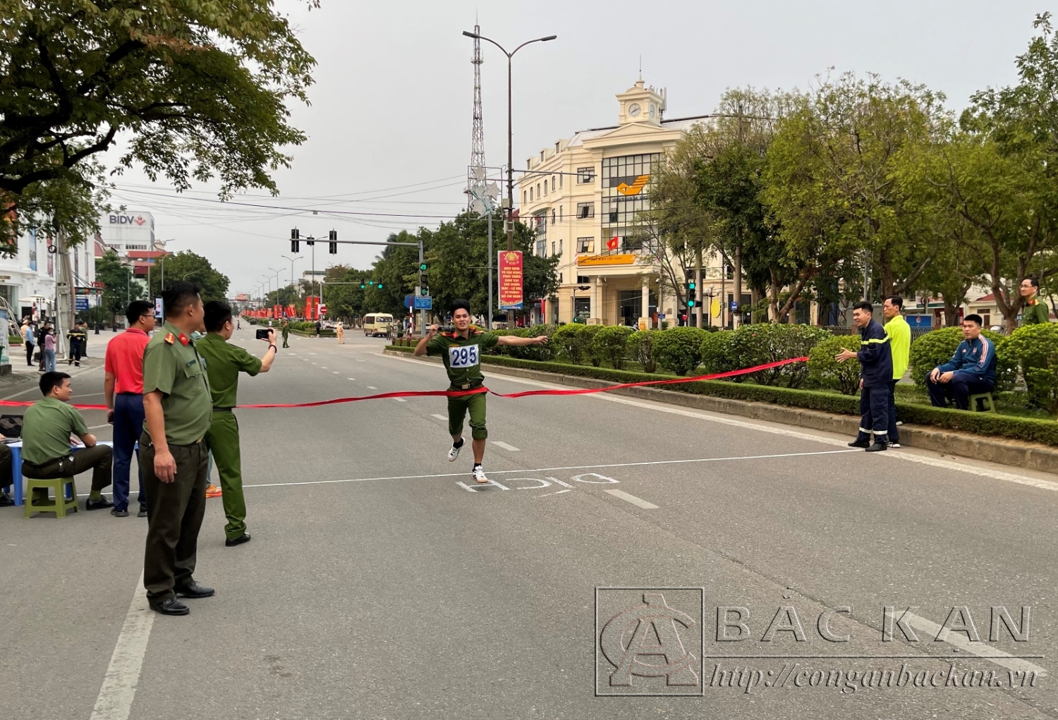 VĐV Hoàng Xuân Thiều Đơn vị Phòng Cảnh sát PCCC và CNCH về đích đầu tiên nội dung chạy vũ trang