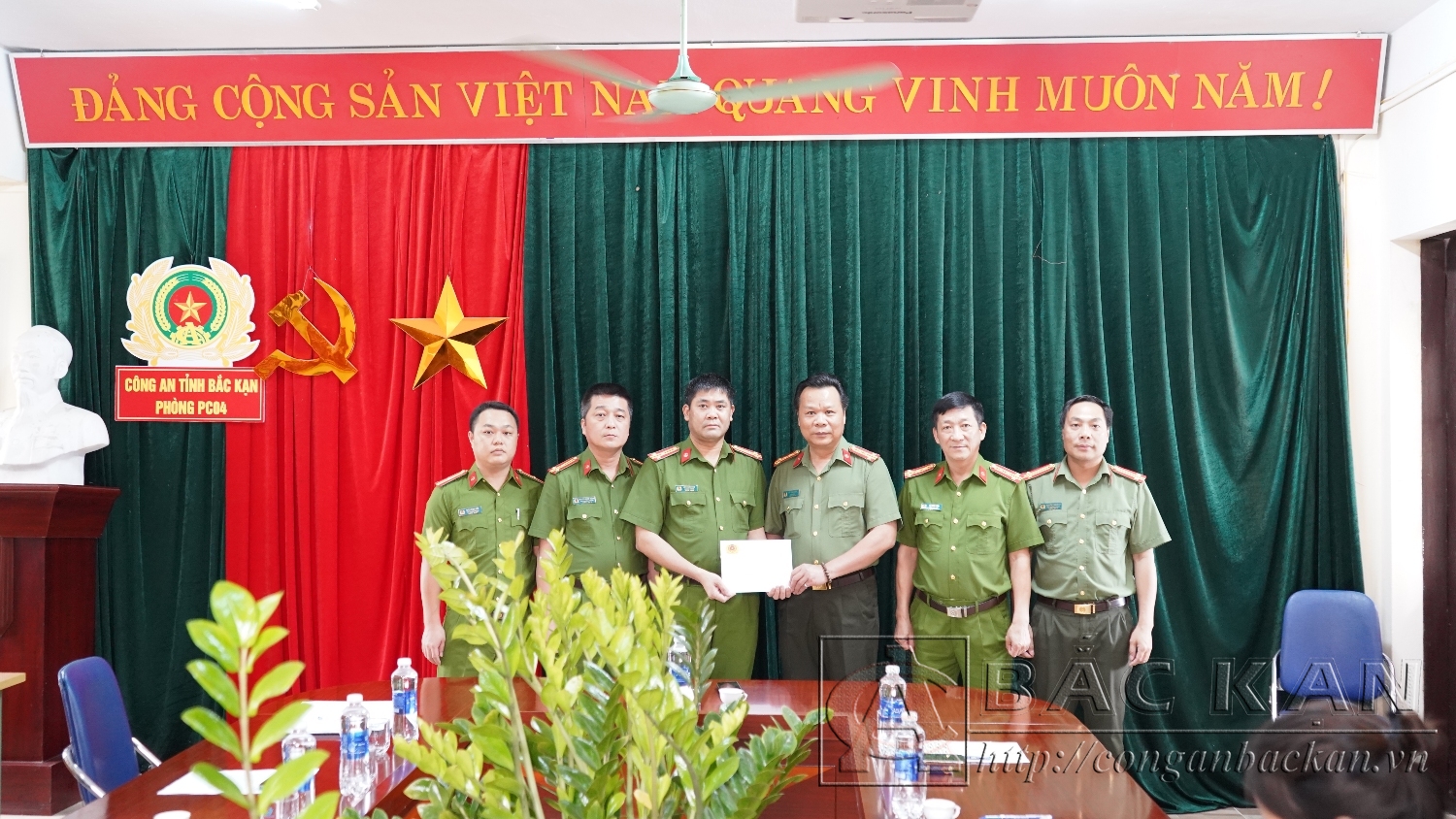 Đại tá Hà Văn Tuyên, Giám đốc Công an tỉnh thưởng nóng Ban chuyên án