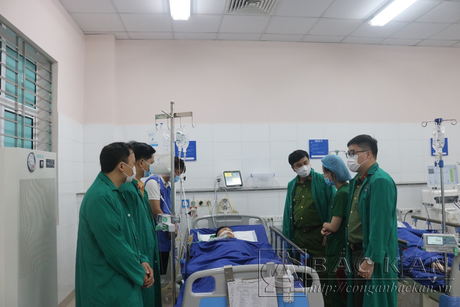 Đại tá Nguyễn Thanh Tuân – Phó Giám đốc Công an tỉnh cùng đoàn thăm hỏi động viên và tặng quà cho đồng chí Dương Xuân Kiệm tại Bệnh viện đa khoa Trung ương Thái Nguyên