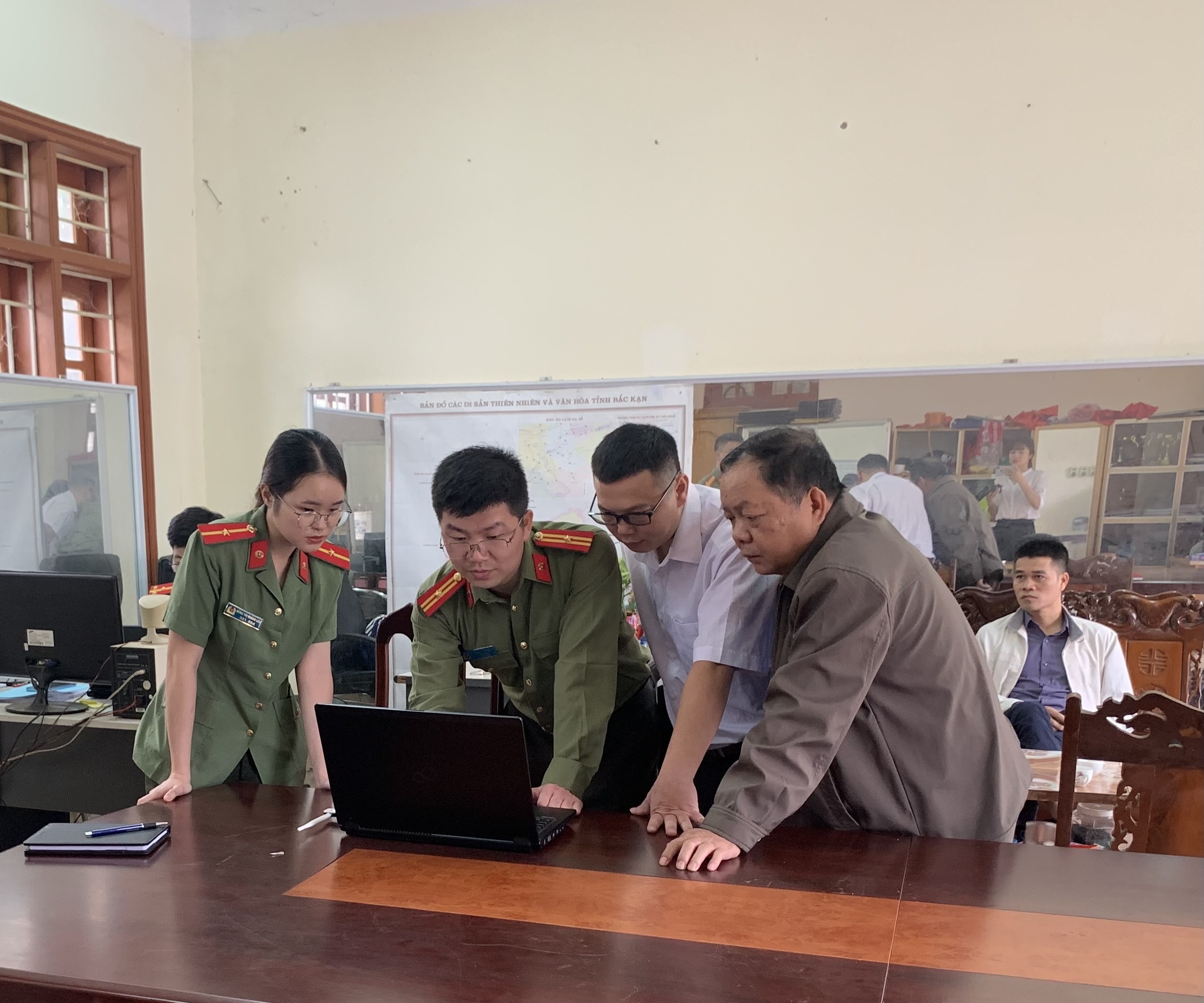 Thiếu tá Tống Hữu Thế hướng dẫn cán bộ Trung tâm VH, TT và Truyền thông huyện Ngân Sơn khắc phục lỗ hổng bảo mật Cổng thông tin điện tử