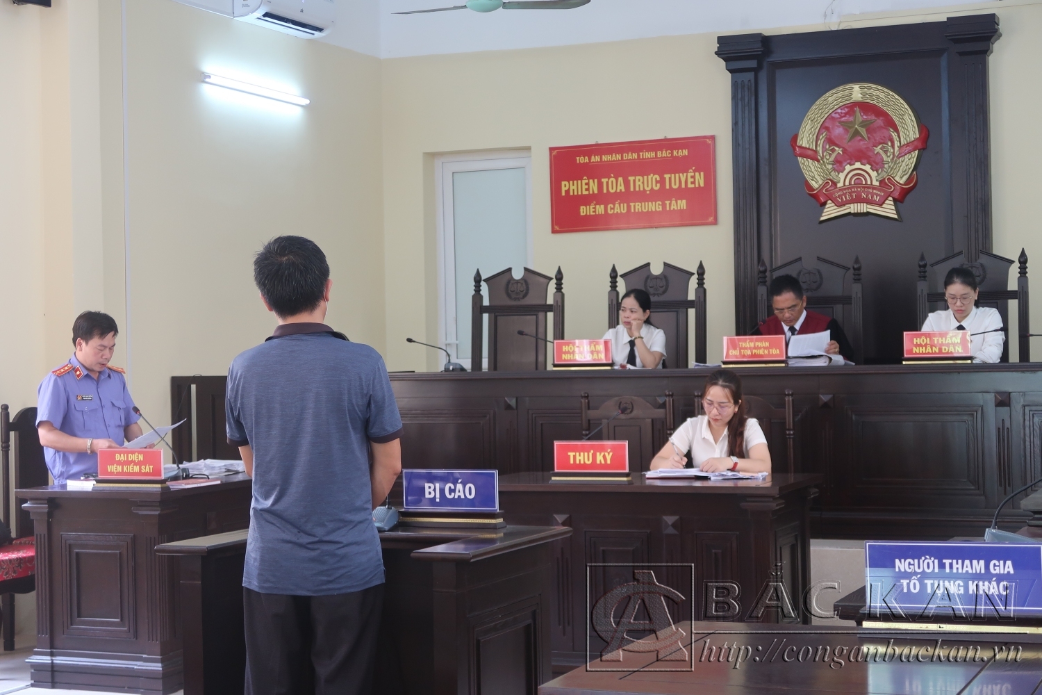 Đại diện Viện kiểm sát nhân dân tỉnh Bắc Kạn công bố bản cáo trạng về tội “Mua bán trái phép hóa đơn” đối với bị cáo Nguyễn Đức Bảo
