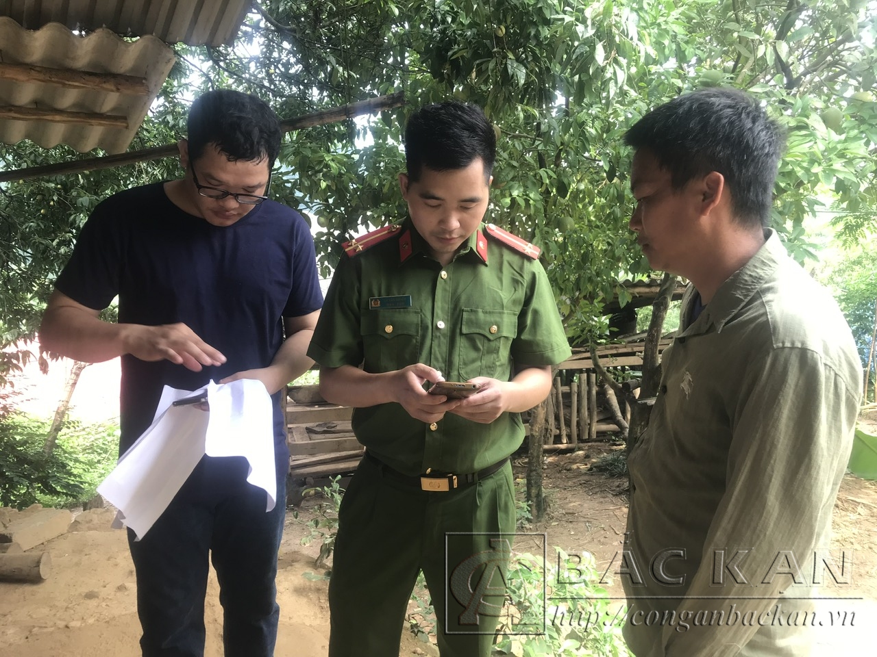 Công an xã Xuân La huyện Pác Nặm hướng dẫn người dân thực hiện kích hoạt tài khoản định danh điện tử