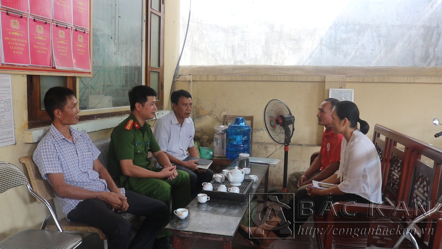 Đội công tác xã hội tình nguyện phối hợp với Công an phường Phùng Chí Kiên tuyên truyền pháp luật ở cộng đồng