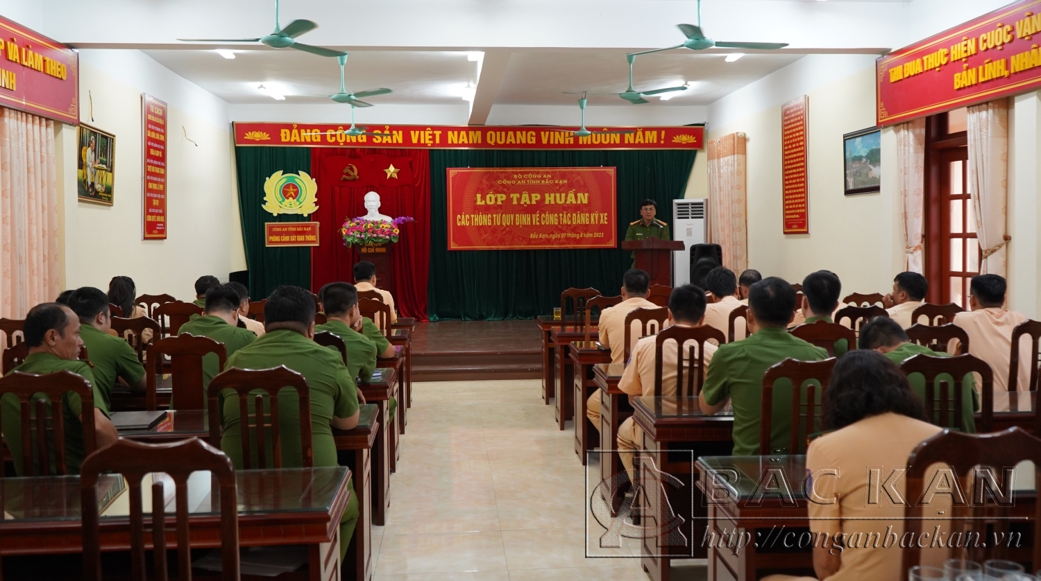  Đại tá Nguyễn Thanh Tuân – Phó Giám đốc Công an tỉnh dự và chỉ đạo lớp tập huấn.