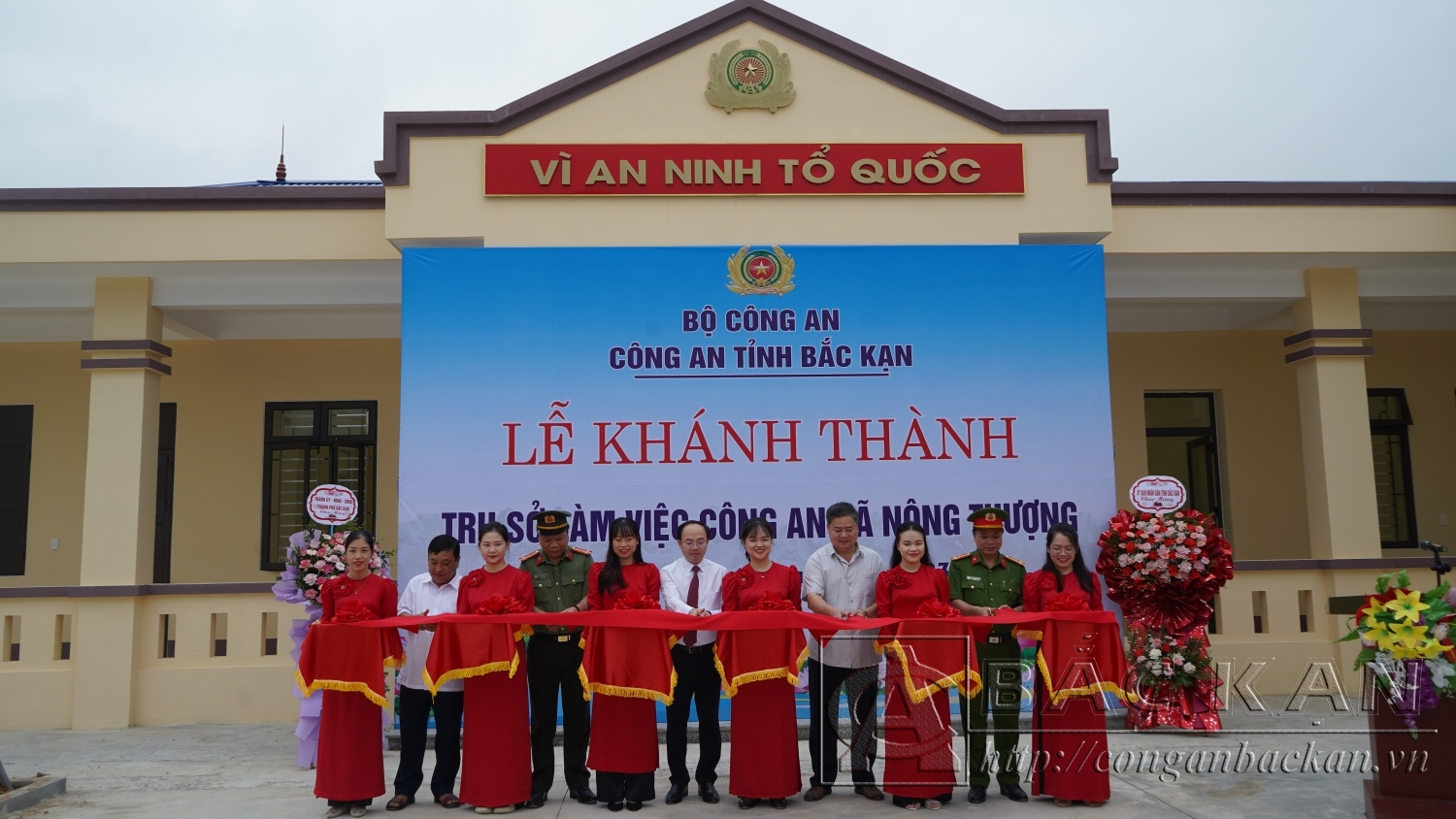 Đồng chí Nguyễn Đăng Bình, Chủ tịch UBND tỉnh cùng các đại biểu cắt băng khánh thành Trụ sở làm việc Công an xã Nông Thượng
