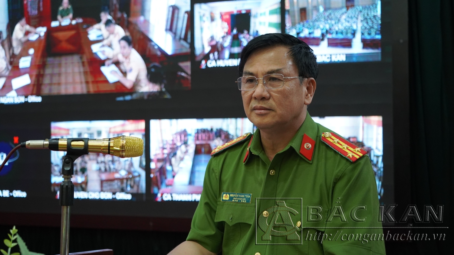 Đại tá Nguyễn Thanh Tuân, Phó Giám đốc Công an tỉnh phát biểu và chủ trì phần thảo luận.
