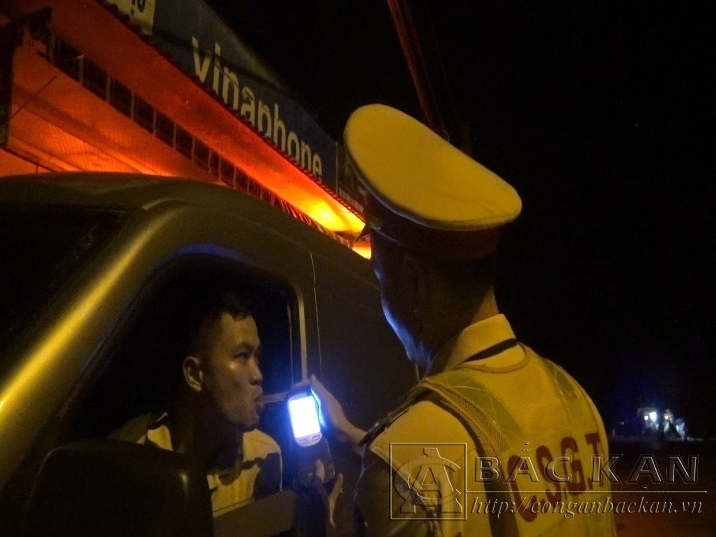 Cảnh sát giao thông kiểm tra nồng độ cồn đối với lái xe vận tải hành khách