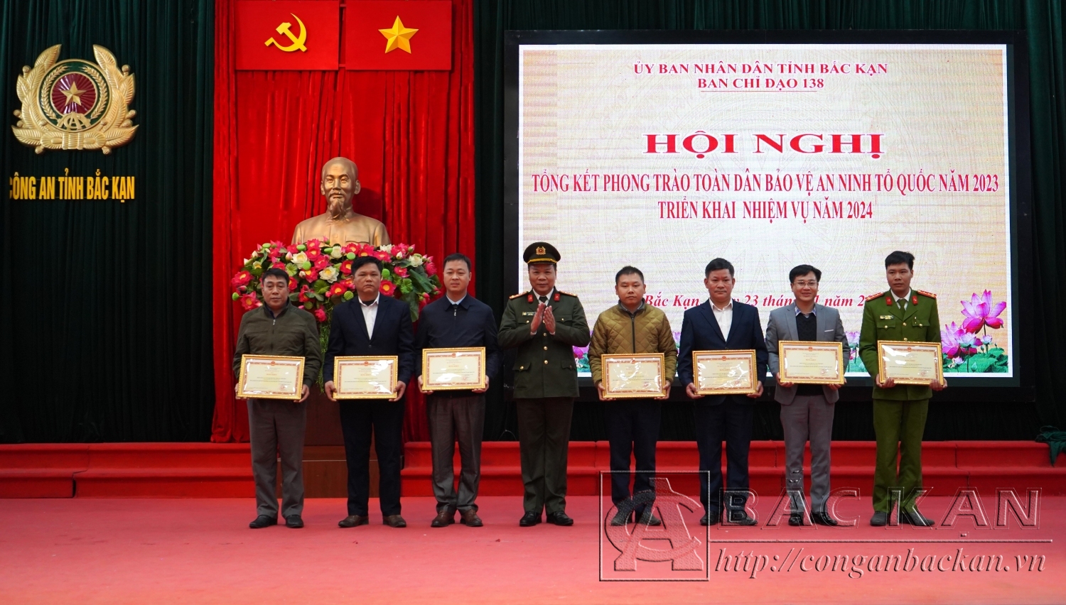 Đại tá Hà Văn Tuyên Giám đốc Công an tỉnh trao Bằng khen của Bộ trưởng Bộ Công an cho các tập thể, cá nhân