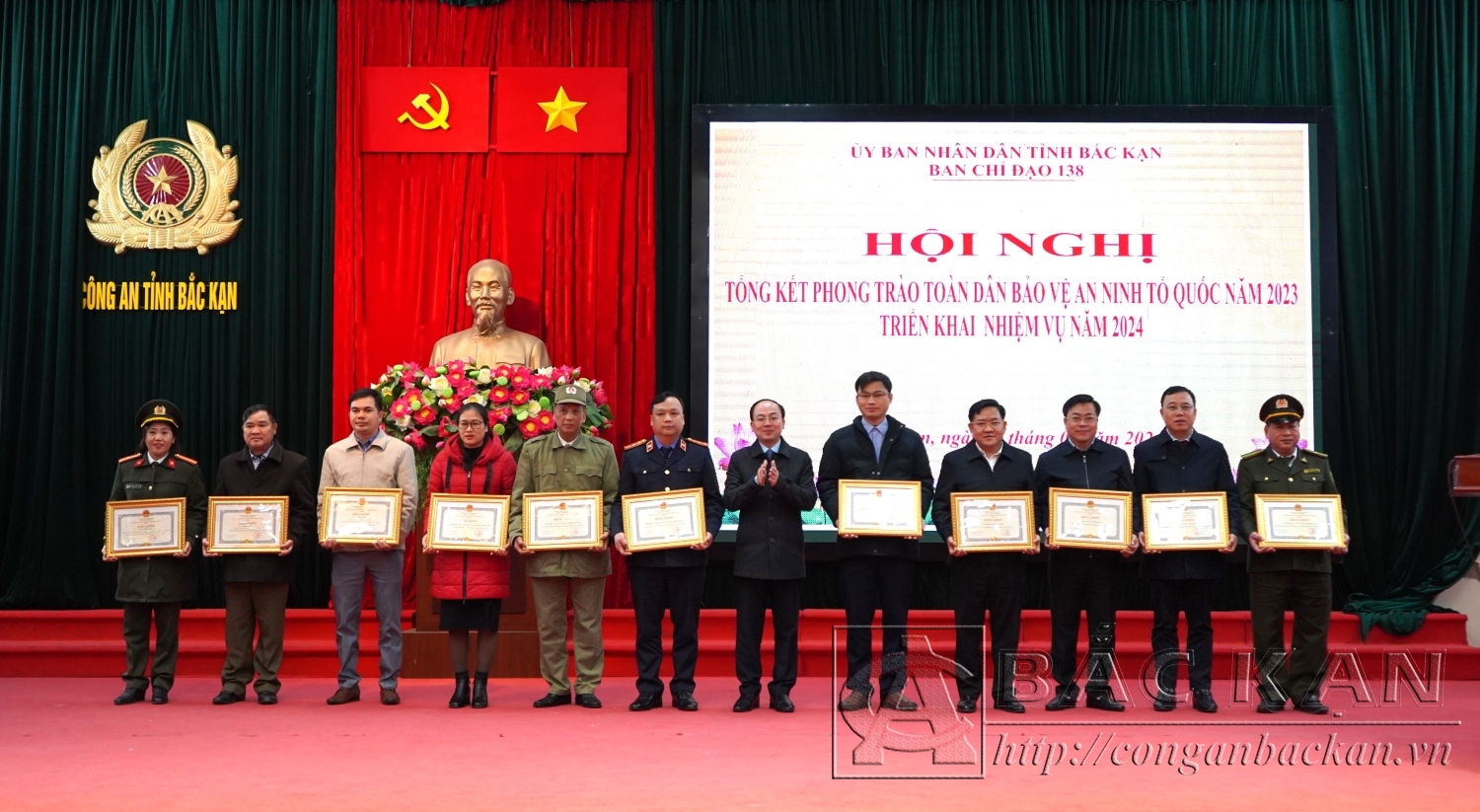 Đồng chí Nguyễn Đăng Bình Chủ tịch UBND tỉnh tặng Bằng khen cho các tập thể, cá nhân có thành tích xuất sắc trong phong trào toàn dân bảo vệ ANTQ