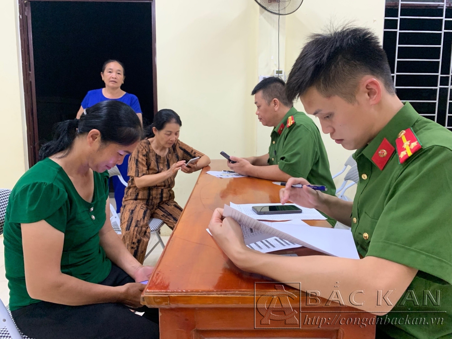 Công an xã Nguyên Phúc, huyện Bạch Thông, tỉnh Bắc Kạn hướng dẫn người dân đăng ký tài khoản định danh điện tử