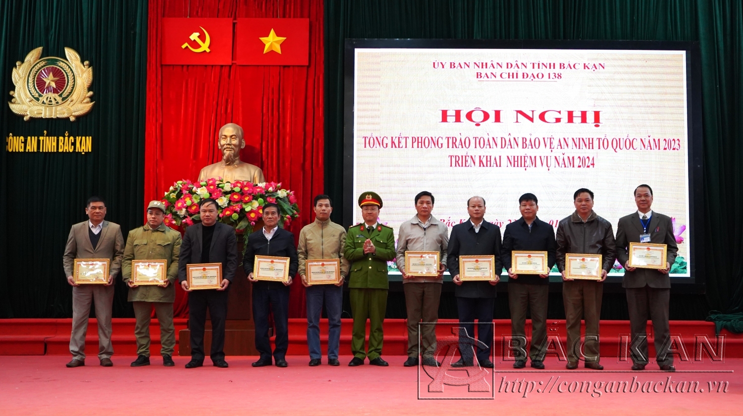Thượng tá Lê Hồng Giang – Phó Giám đốc Công an tỉnh trao Giấy khen của Giám đốc Công an tỉnh cho các tập thể, cá nhân