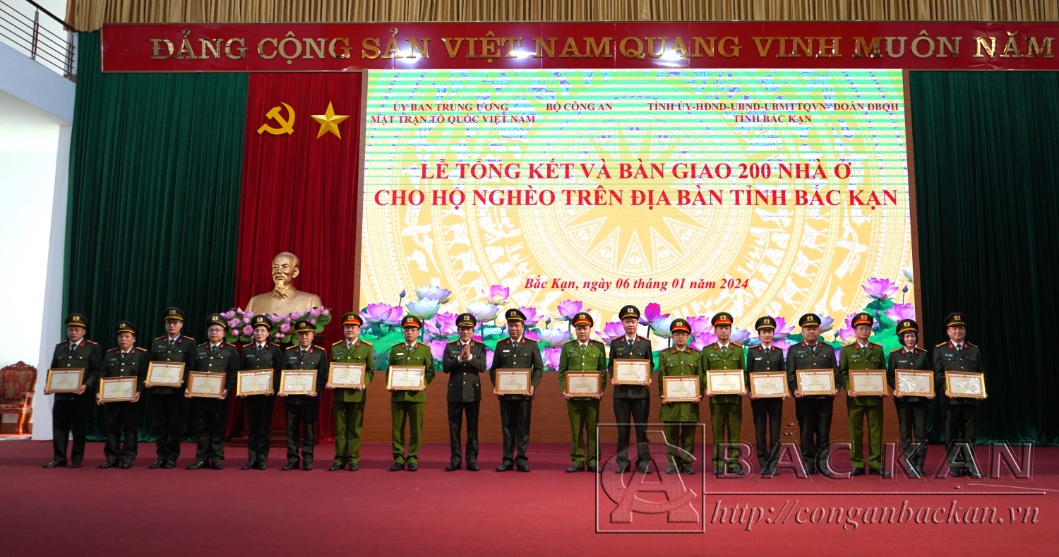 Thượng tướng Lương Tam Quang Thứ trưởng Bộ Công an tặng Bằng Khen của Bộ Trưởng Bộ Công an cho các tập thể, cá nhân