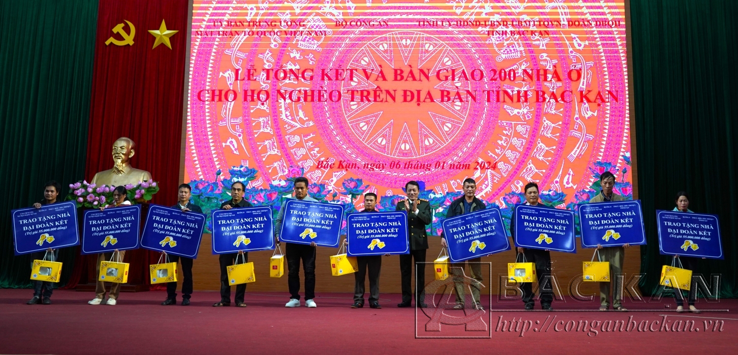 Thượng tướng Lương Tam Quang - Thứ trưởng Bộ Công an trao chìa khóa tượng trưng và tặng quà cho 10 hộ dân