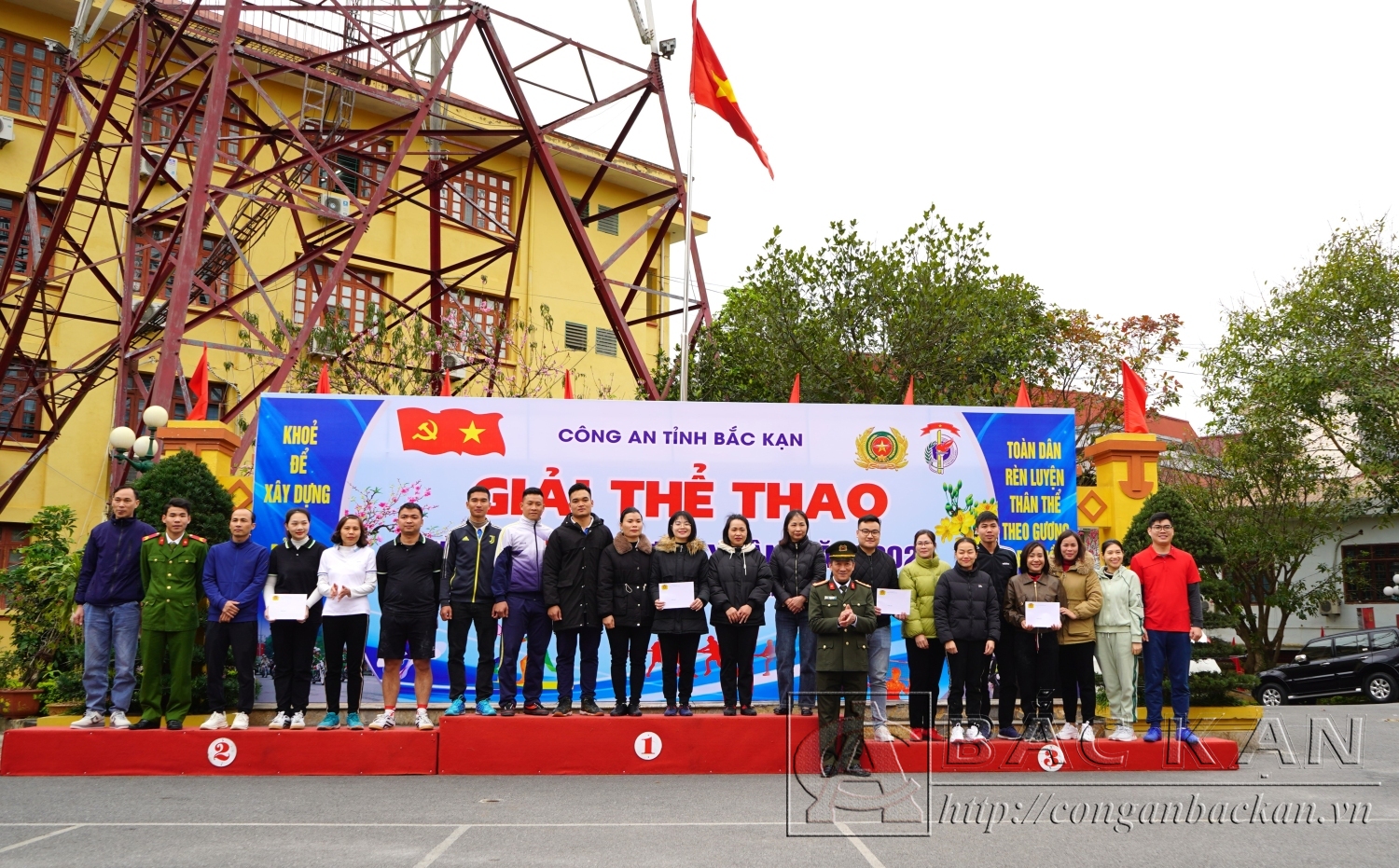 Đại tá Hà Trọng Trung – Phó Giám đốc Công an tỉnh Trao giải cho các đội tuyển thi đấu ở môn Bóng chuyền hơi