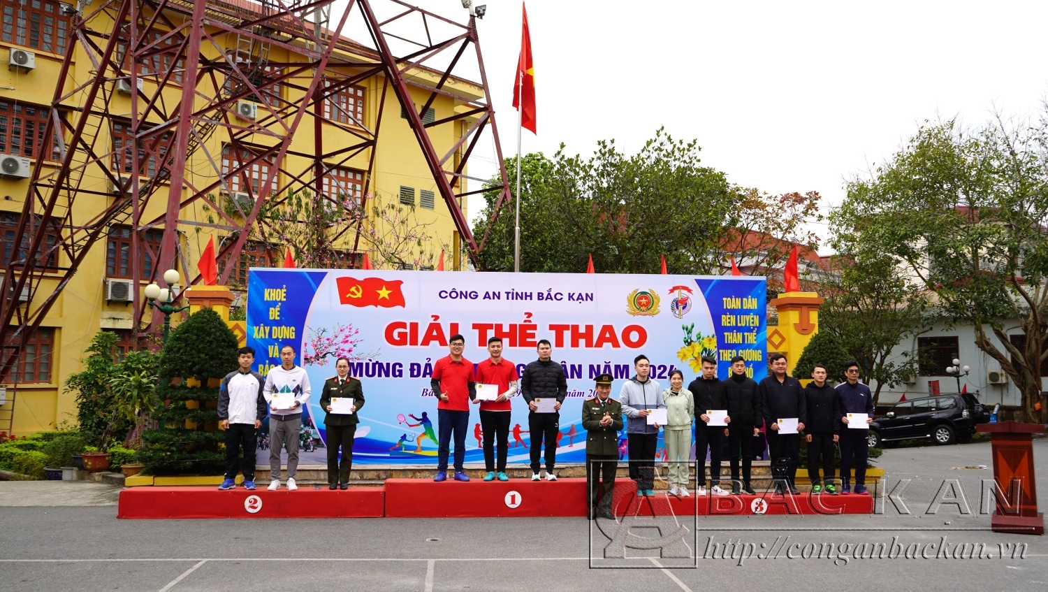 Đại tá Hà Trọng Trung – Phó Giám đốc Công an tỉnh Trao giải cho các đôi vận động viên thi đấu ở môn Cầu lông