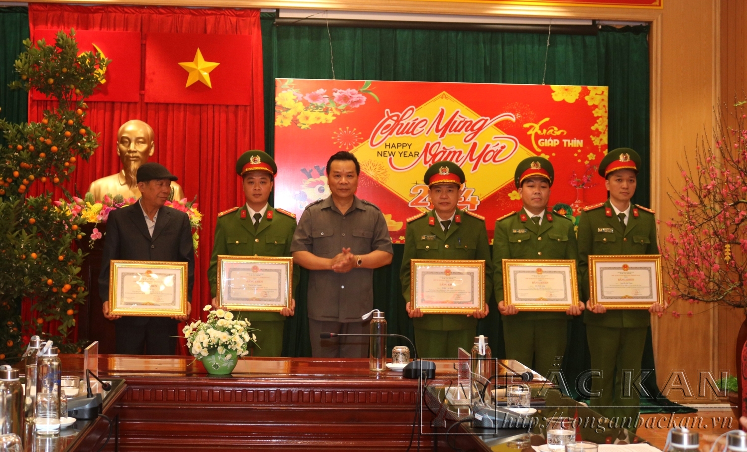 Các cá nhân nhận Bằng khen của UBND tỉnh có thành tích xuất sắc trong phát hiện, bắt giữ tối tượng có hành vi giết người xảy ra tại huyện Hải Hà, tỉnh Quảng Ninh, lẩn trốn tại địa bàn tỉnh Bắc Kạn
