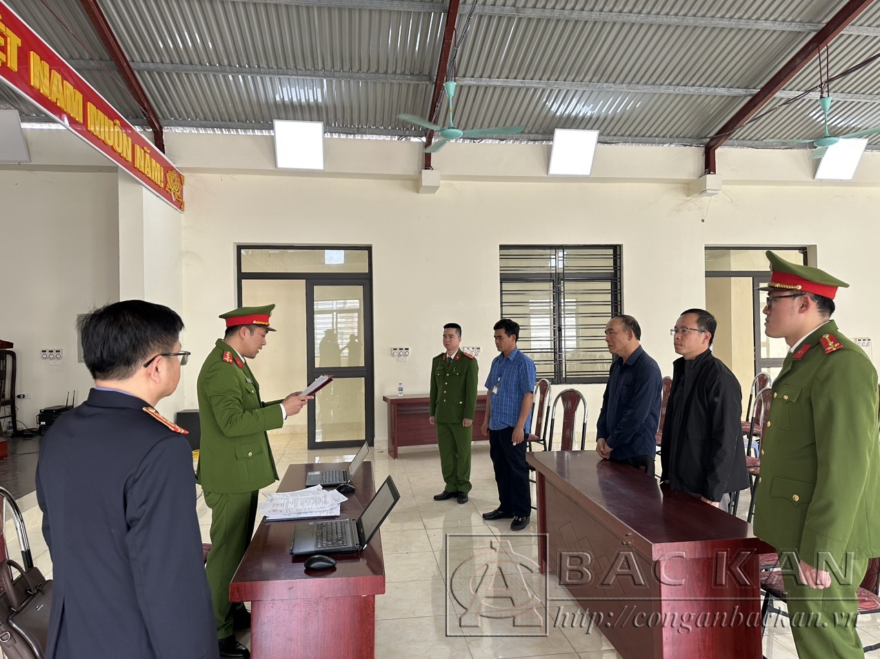 Cơ quan Cảnh sát điều tra Công an tỉnh tống đạt quyết định khởi tố bị can và cấm đi khỏi nơi cư trú đối với Hoàng Văn Tự và Dương Văn Xướng