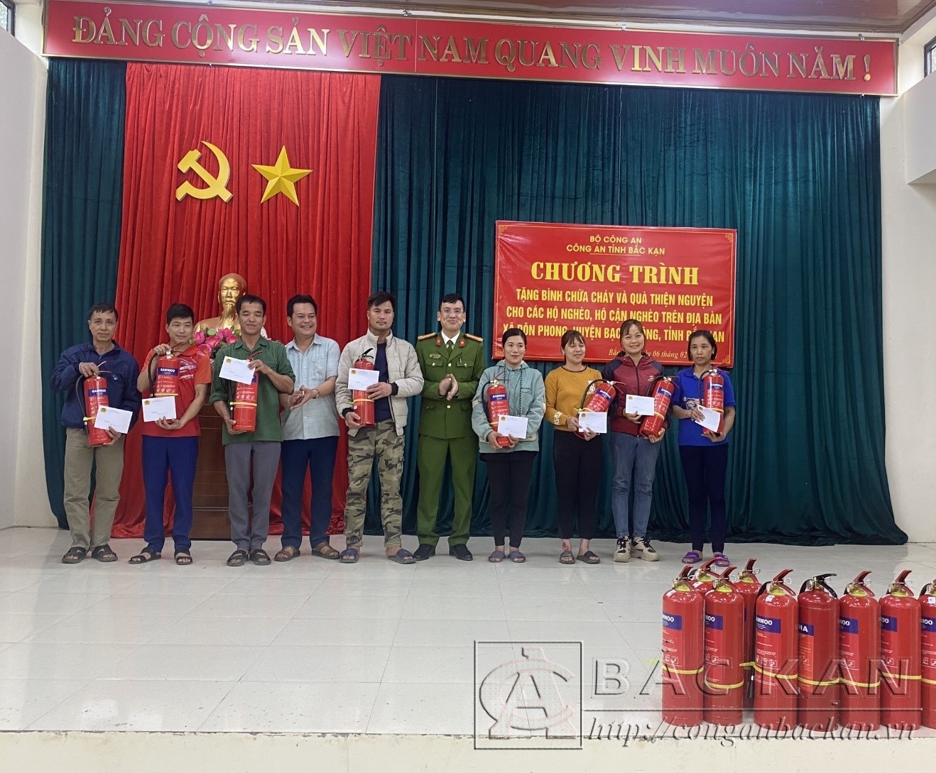 Lãnh đạo Phòng PCCC và CNCH tặng bình chữa cháy và quà Tết cho các hộ gia đình có hoàn cảnh khó khăn trên địa bàn xã Đôn Phong
