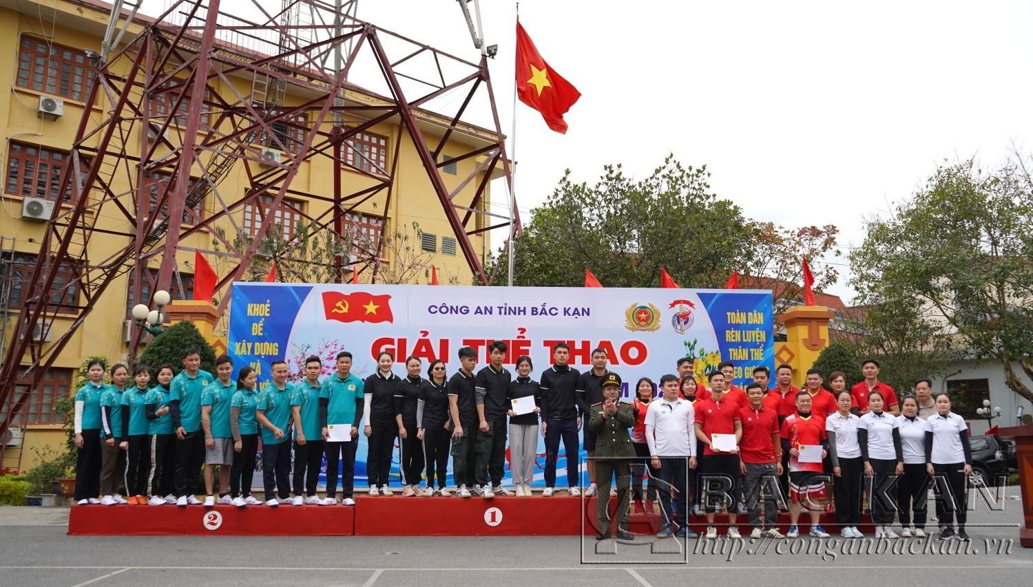 Thượng tá Đào Trọng Trang – Trưởng phòng Công tác đảng và công tác chính trị Công an tỉnh trao giải cho các đội tuyển thi đấu ở môn Kéo co