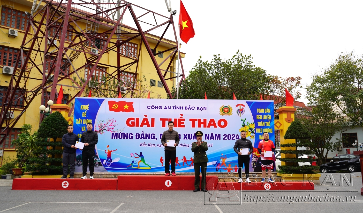 Thượng tá Đào Trọng Trang – Trưởng phòng Công tác đảng và công tác chính trị Công an tỉnh trao giải cho các đôi vận động viên thi đấu ở môn Quần vợt (1)