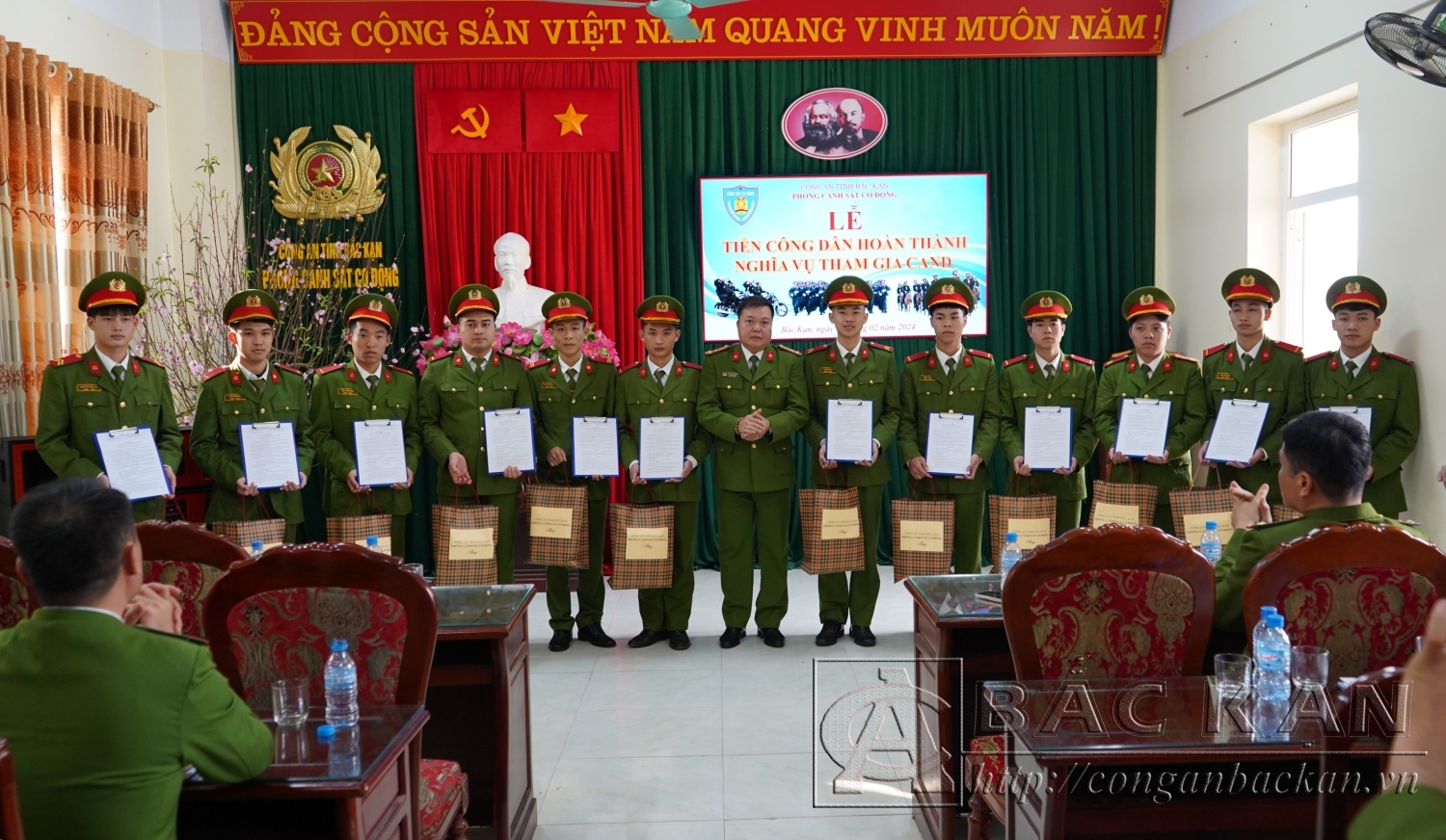 Thượng tá Ma Xuân Thịnh – Trưởng Phòng Cảnh sát cơ động trao quyết định và tặng quà lưu niệm cho các công dân hoàn thành nghĩa vụ