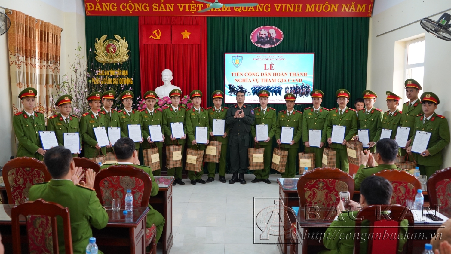 Trung tá Ma Ngọc Bắc – Phó Trưởng phòng Cảnh sát cơ động trao quyết định và tặng quà lưu niệm cho các công dân hoàn thành nghĩa vụ
