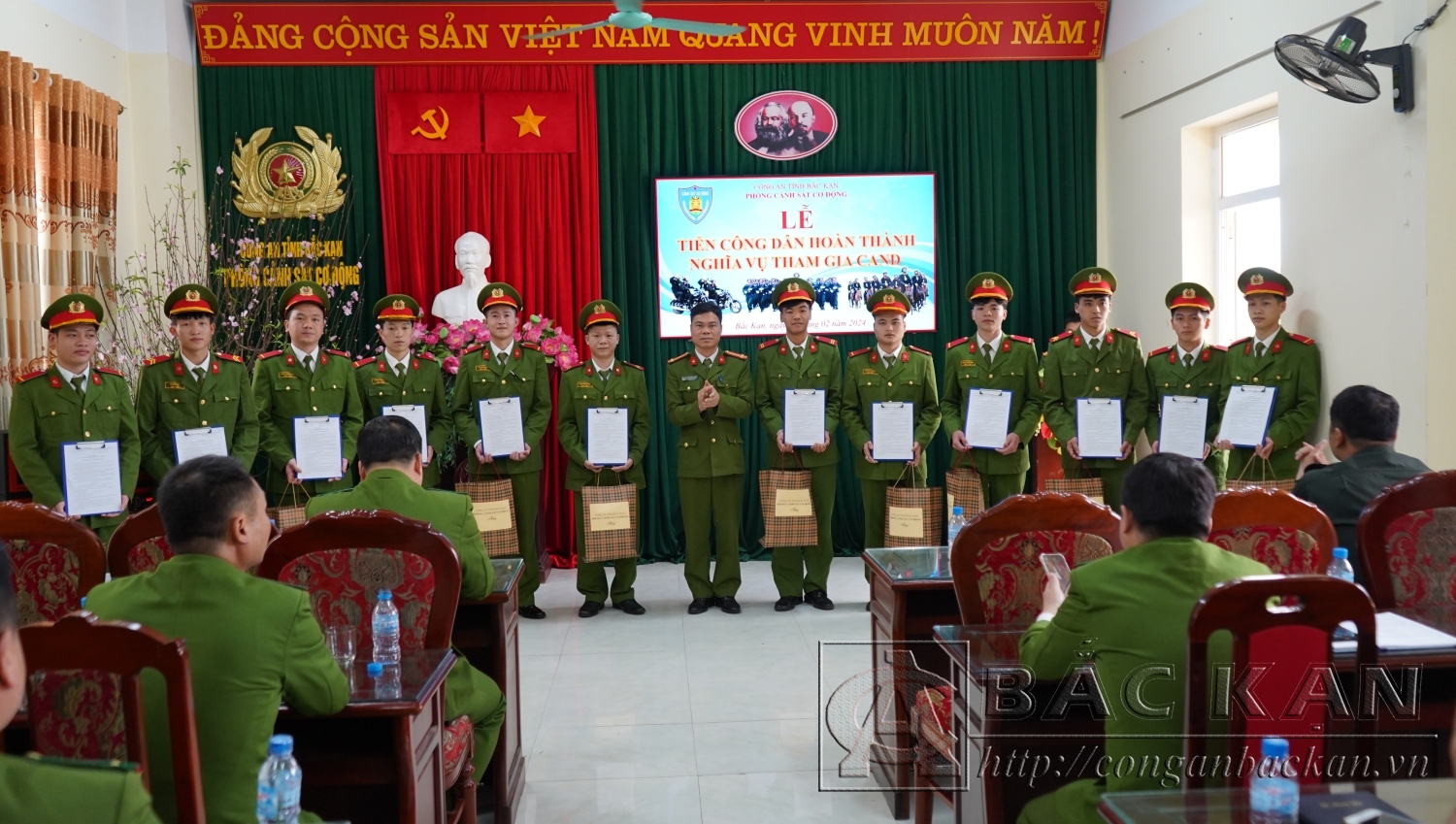Trung tá Nguyễn Bằng Giang – Phó Trưởng phòng Cảnh sát cơ động trao quyết định và tặng quà lưu niệm cho các công dân hoàn thành nghĩa vụ