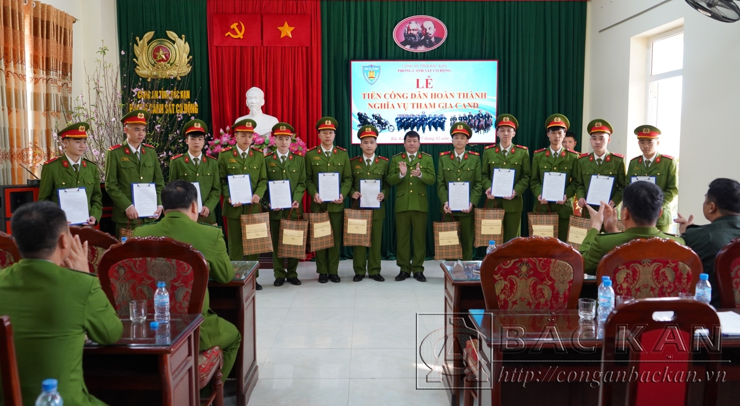 Trung tá Trần Đình An – Phó Trưởng phòng Cảnh sát cơ động trao quyết định và tặng quà lưu niệm cho các công dân hoàn thành nghĩa vụ