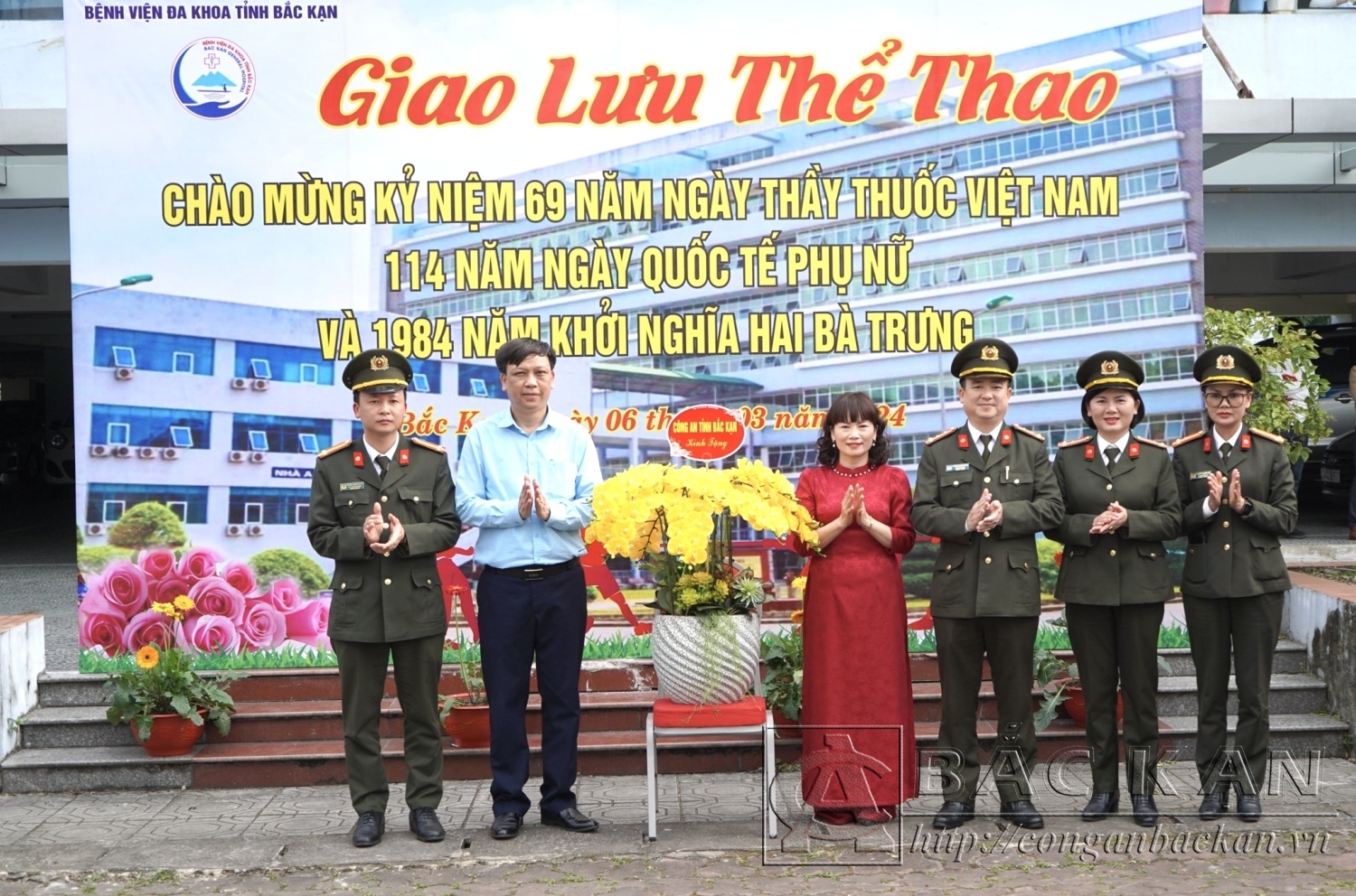 Đại tá Thăng Quang Huy, Phó Giám đốc Công an tỉnh trao quà lưu niệm cho Bệnh viện Đa khoa