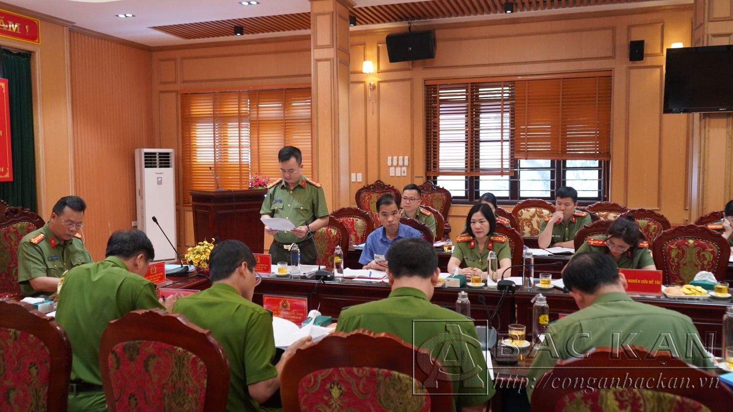 Đại tá, Ths Thăng Quang Huy – Phó Giám đốc Công an tỉnh, Chủ nhiệm đề tài trình bày báo cáo tóm tắt đề tài trước Hội đồng cấp cơ sở