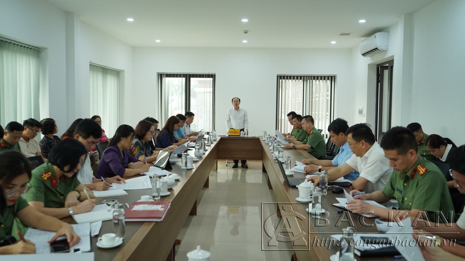  Đồng chí Nguyễn Đăng Bình, Phó Bí thư Tỉnh uỷ, Chủ tịch UBND tỉnh chủ trì hội nghị