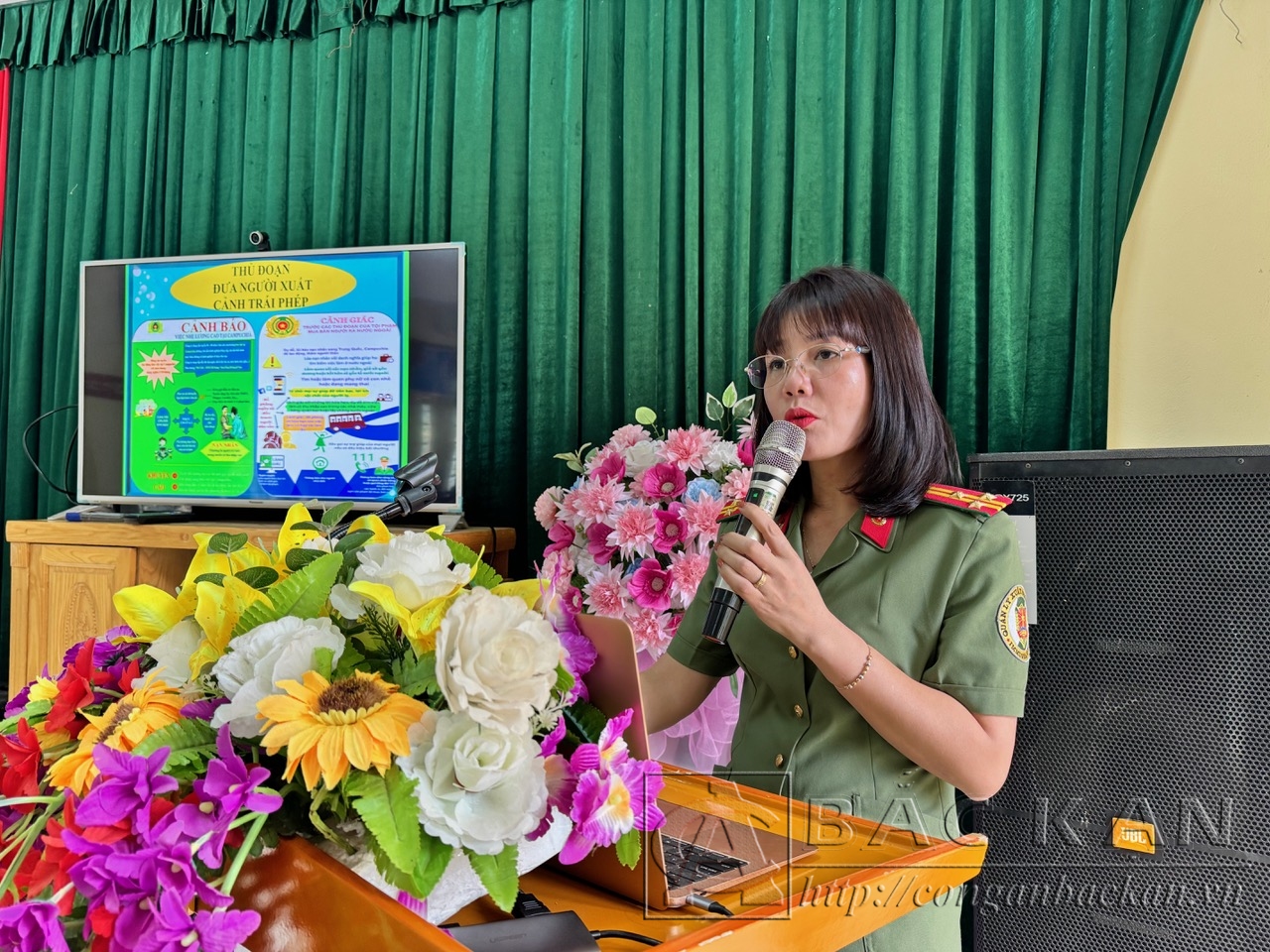 Thượng tá Nông Thị Thoa, Phó trưởng Phòng Quản lý xuất nhập cảnh phổ biến Luật và cảnh báo về các thủ đoạn đưa người xuất cảnh trái phép