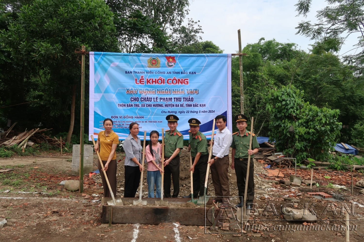 Cháu  Lê Phạm Thu Thảo và các đại biểu thực hiện nghi thức khởi công xây dựng “Ngôi nhà 19/8”