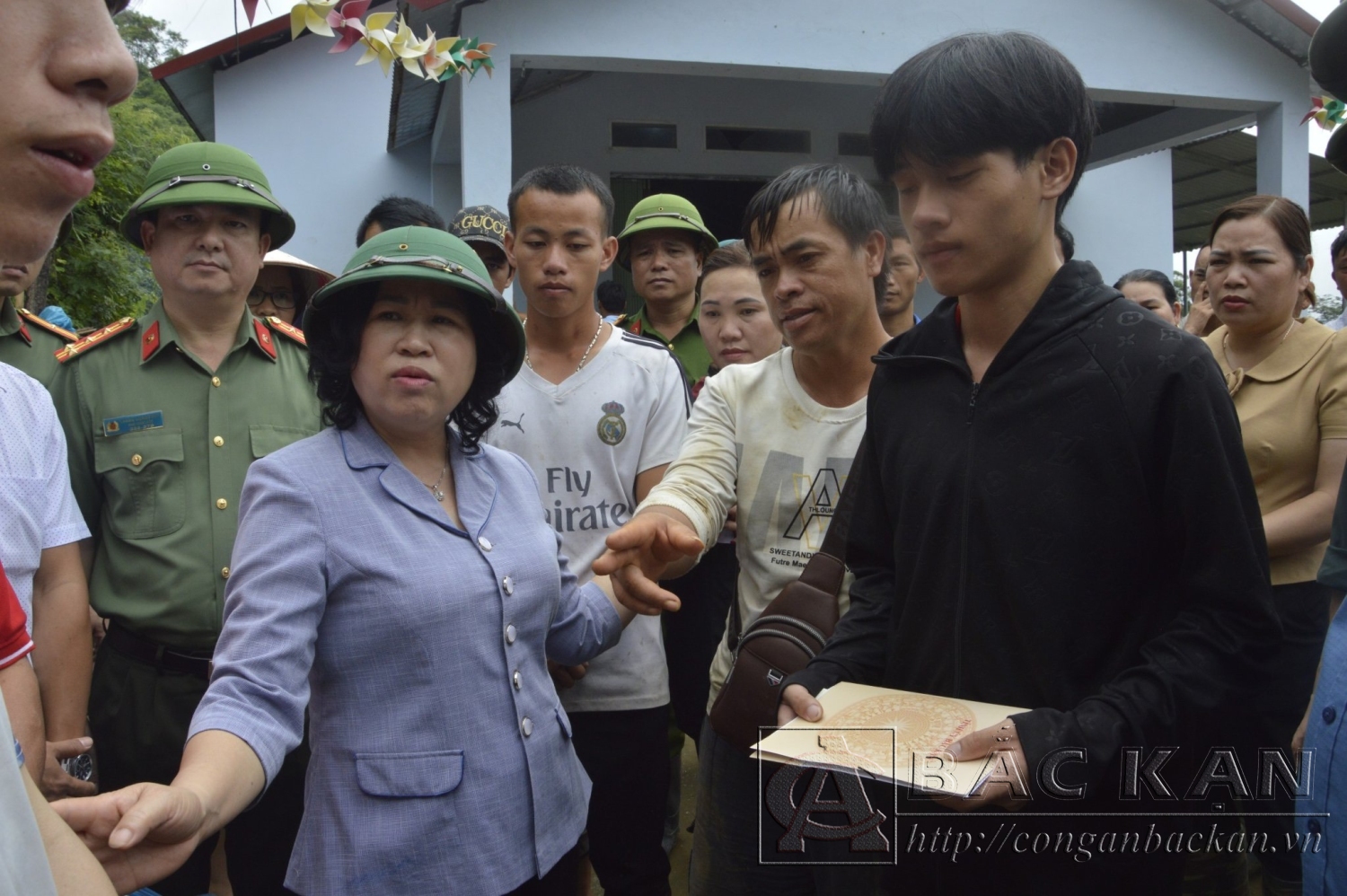 Đồng chí Phương Thị Thanh, Phó Bí thư Thường trực Tỉnh ủy, Chủ tịch HĐND tỉnh làm trưởng đoàn đến thăm, động viên gia đình người bị nạn