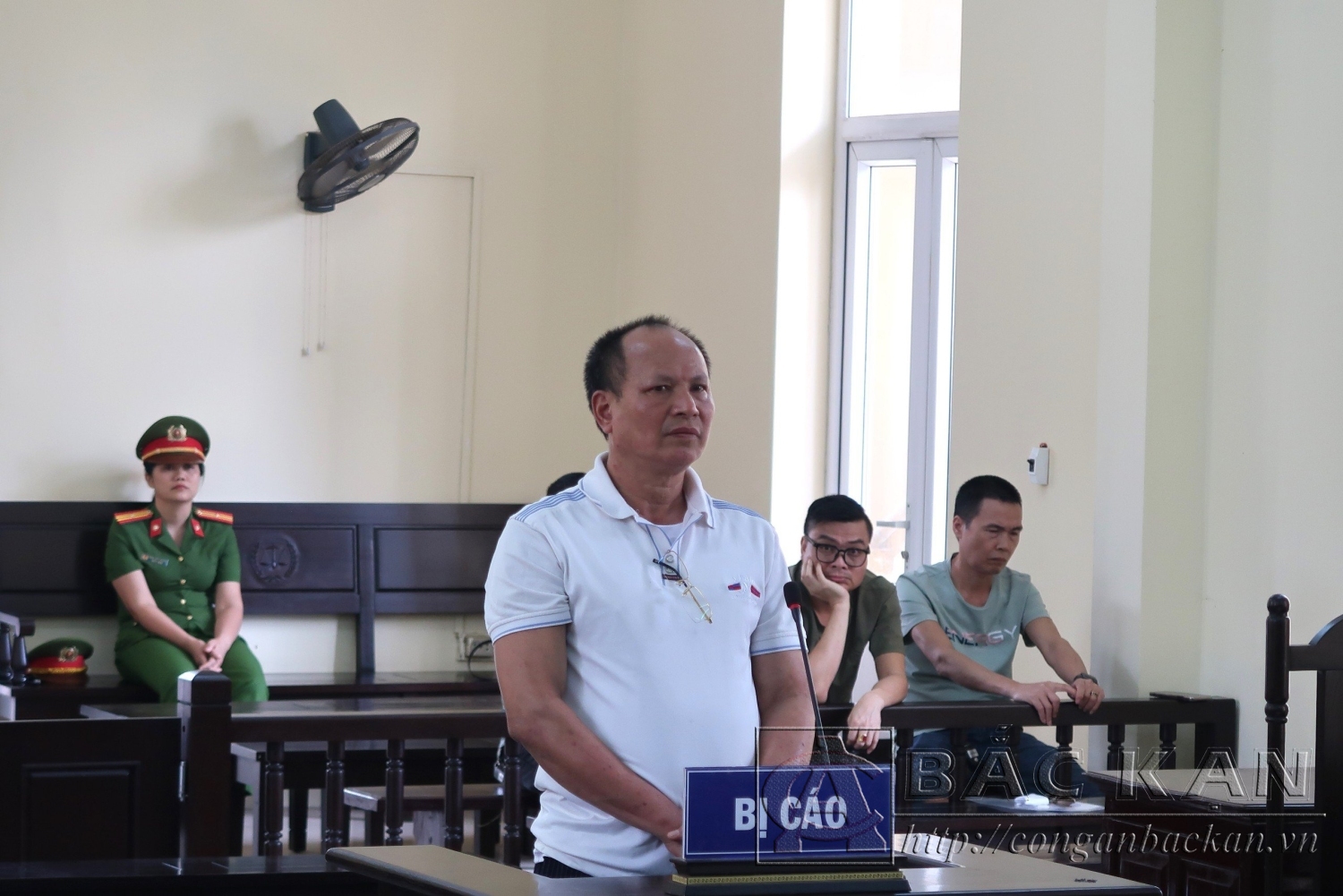  Tòa án nhân dân tỉnh Bắc Kạn xử phạt bị cáo Vũ Ngọc Hường, trú tại huyện Chợ Đồn 20 tháng tù treo về tội “Tàng trữ, vận chuyển, mua bán trái phép vật liệu nổ”