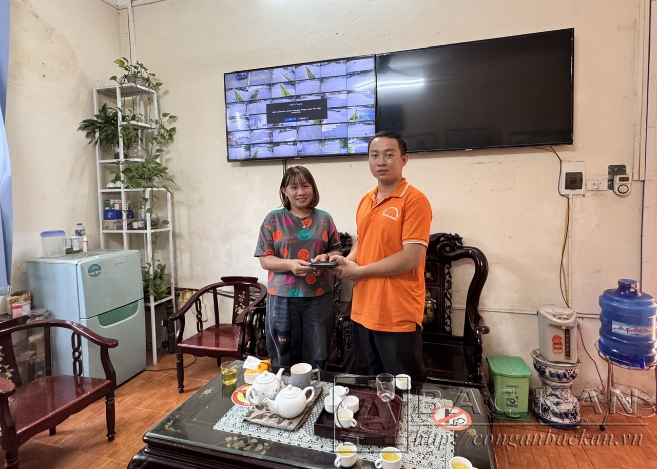 Chị Trang trao chiếc ví cho anh Trịnh Minh Huy