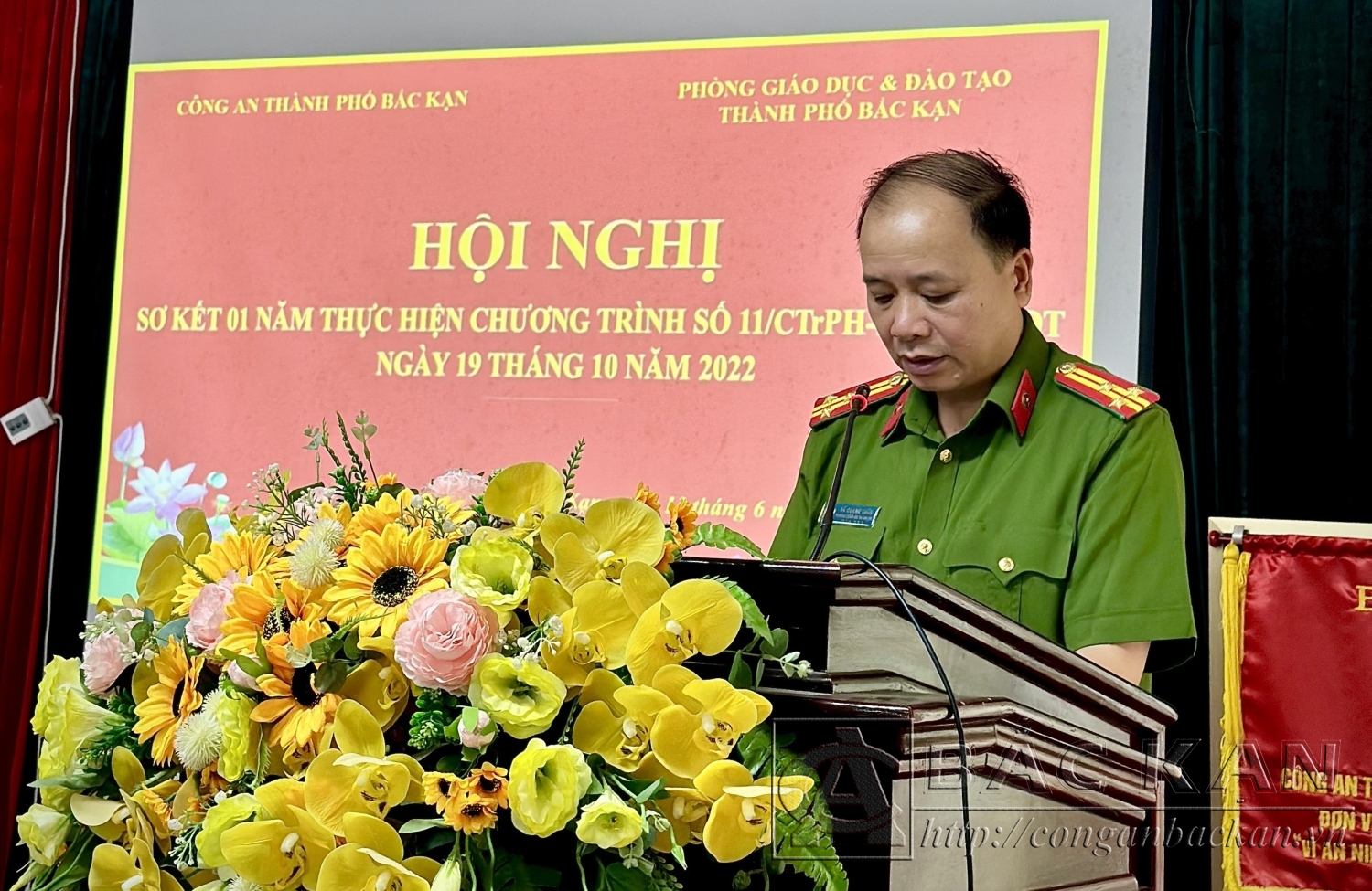 Đồng chí Thượng tá Hà Quang Tuân, Trưởng Công an thành phố giải đáp những vướng mắc trong quá trình phối hợp thực hiện