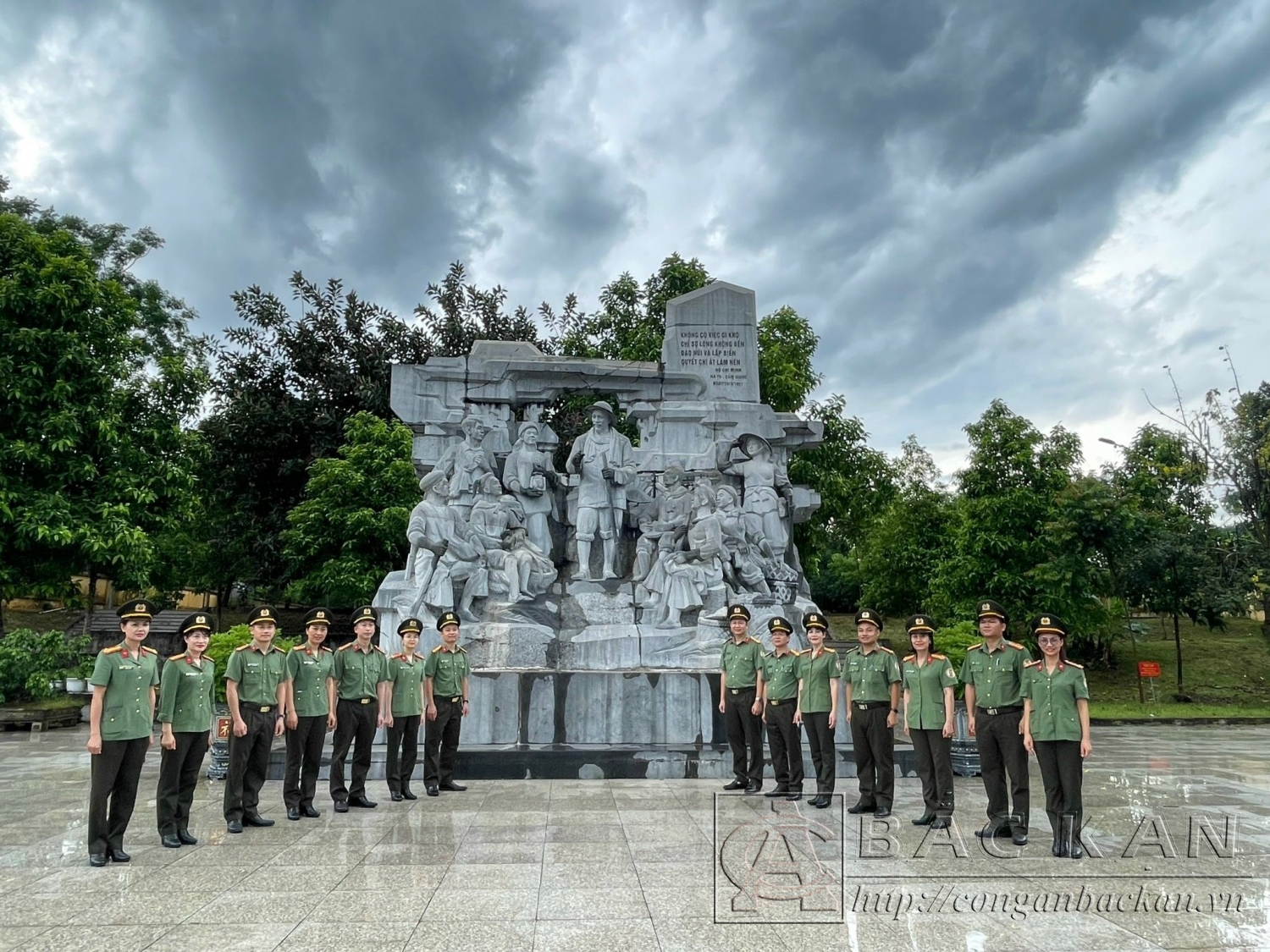 Đảng viên Chi bộ chụp ảnh lưu niệm tại Khu di tích lịch sử Nà Tu
