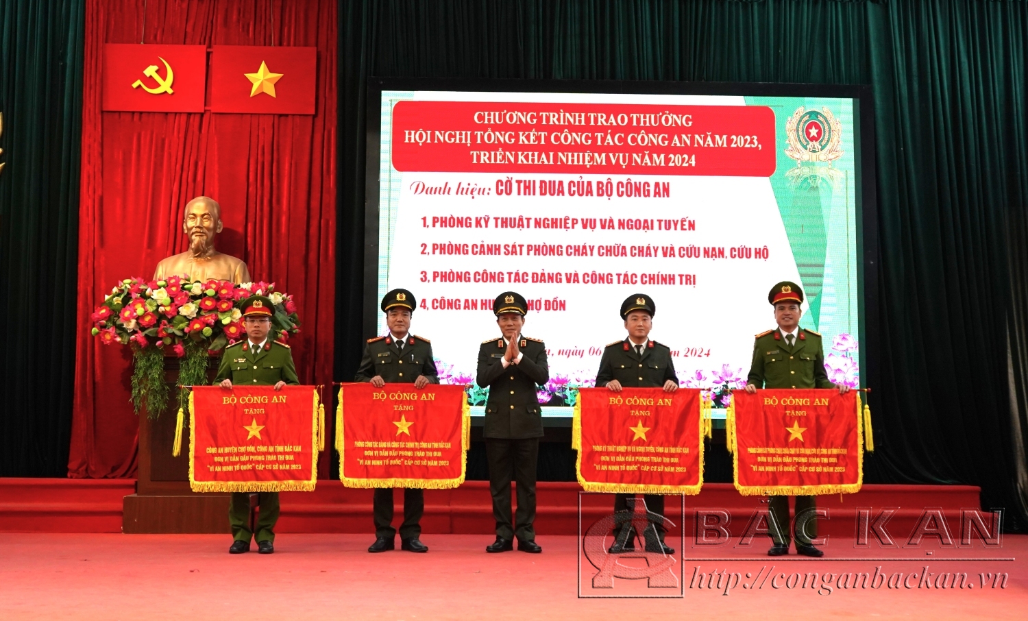Phòng Kỹ thuật nghiệp vụ và ngoại tuyến (thứ 2 từ phải sáng trái) vinh dự được Thượng tướng Lương Tam Quang, Bộ Trưởng Bộ Công an khi đó là Thứ trưởng Bộ Công an tặng Cờ thi đua xuất sắc năm 2023.