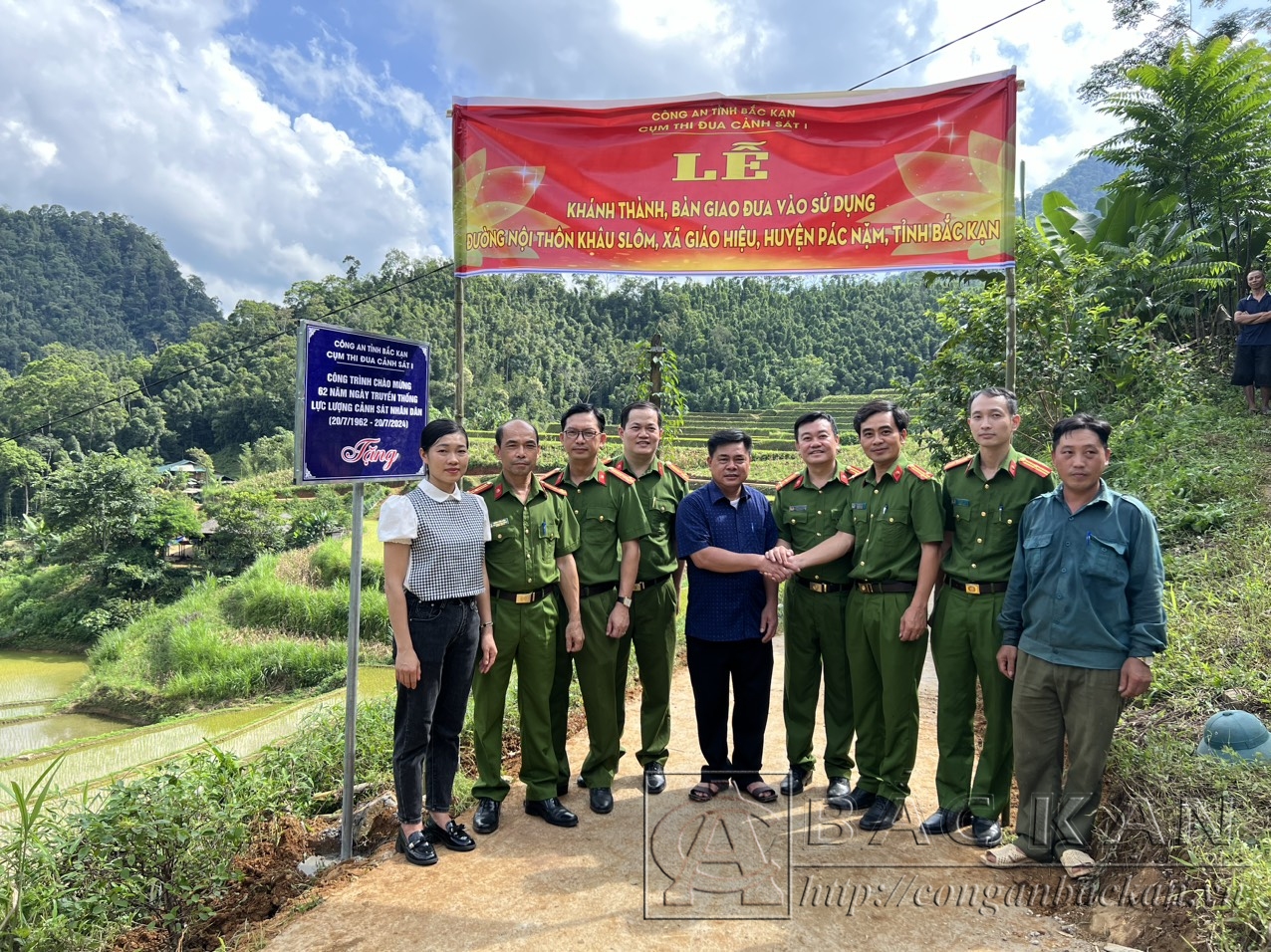 Cụm thi đua Cảnh sát I bàn giao công trình đường bê tông liên thôn