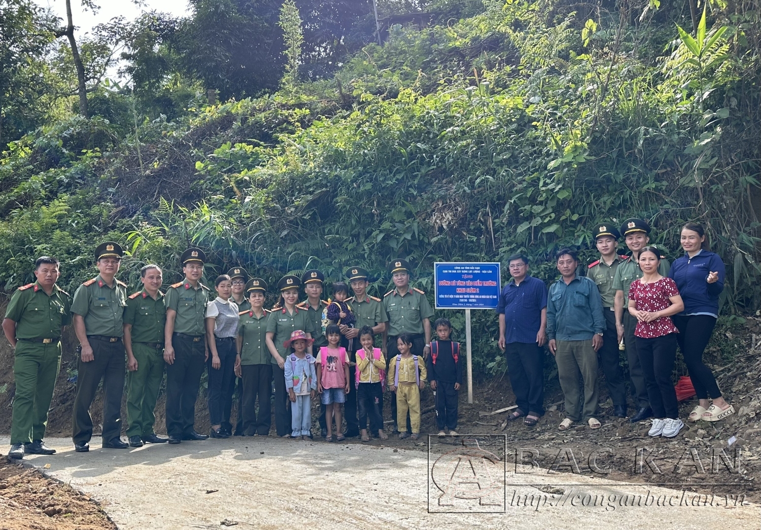 Cụm thi đua Xây dựng lực lượng - Hậu cần bàn giao công trình đường đến đến điểm trường mầm non Khau Slôm II và tặng quà cho học sinh